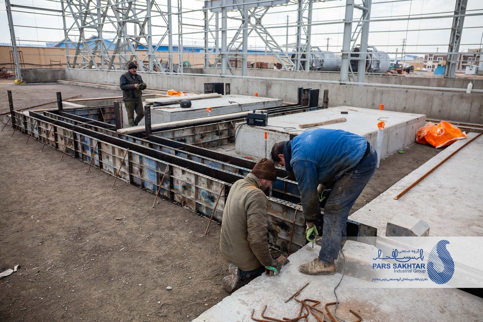 گزارش تصویری از ادامه عملیات احداث و استقرار ماشین آلات و تجهیزات مربوطه کارخانجات نورد سرد و گرم شرکت صنایع فولاد شهریار تبریز وابسته به گروه صنعتی پارس ساختار 💎پارس ساختار نماد تلاش و پویایی